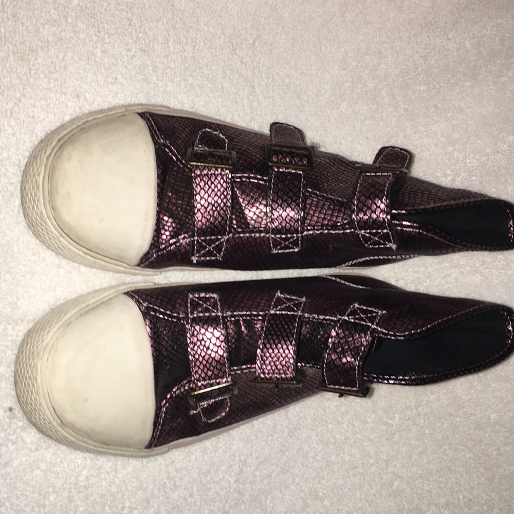 Girl casual ankle shoes.